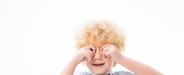 Ребенок 1 год щурит глаза. Почему ребенок часто моргает глазами и щурится? Причины частого моргания у детей