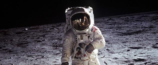 Нил армстронг космонавт маленький шаг человека. Кстати, по поводу первой фразы, сказанной армстронгом на луне